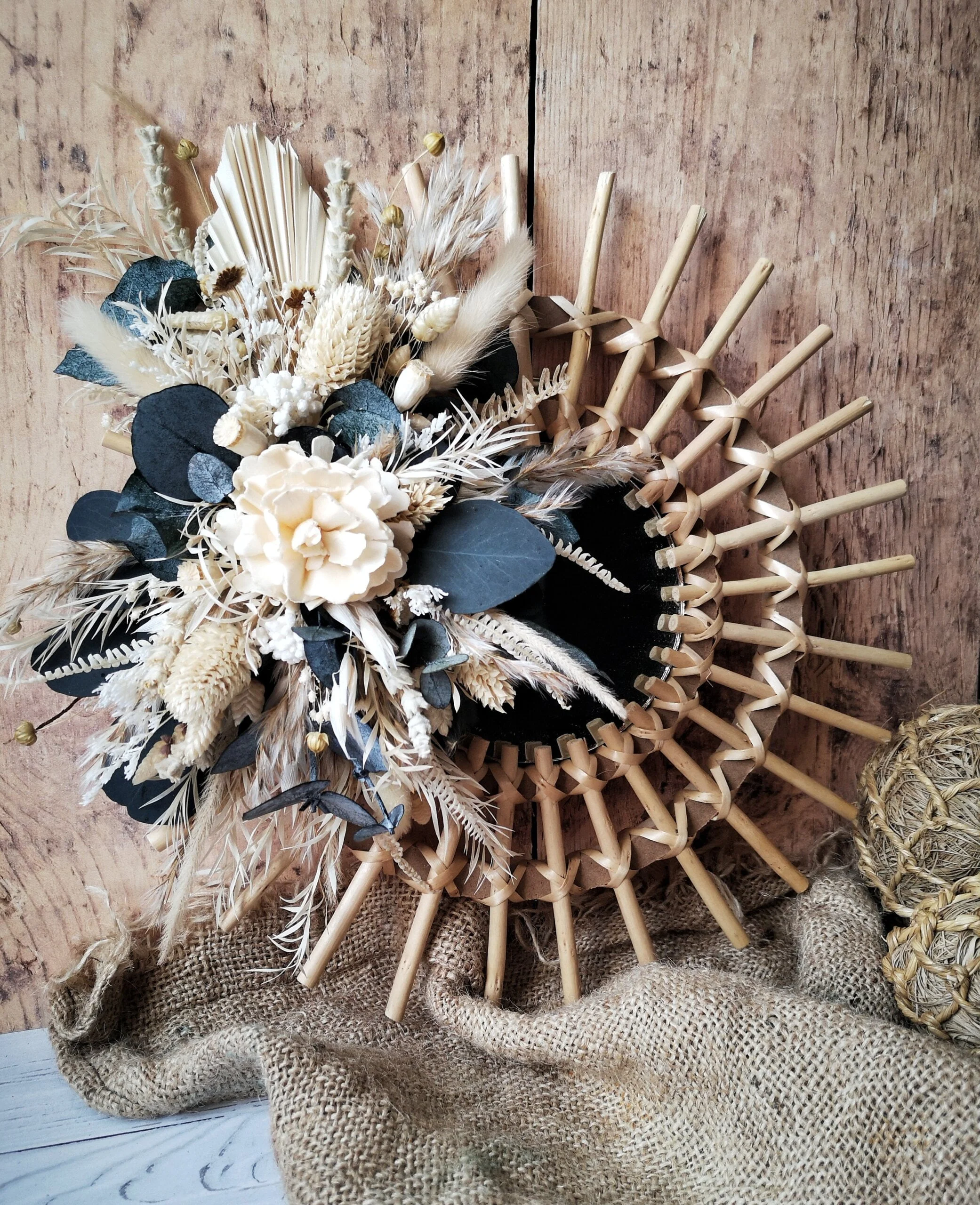 Petit miroir orné de fleurs séchées dans les tons blanc, crème avec eucalyptus - Nutshell – Image 5