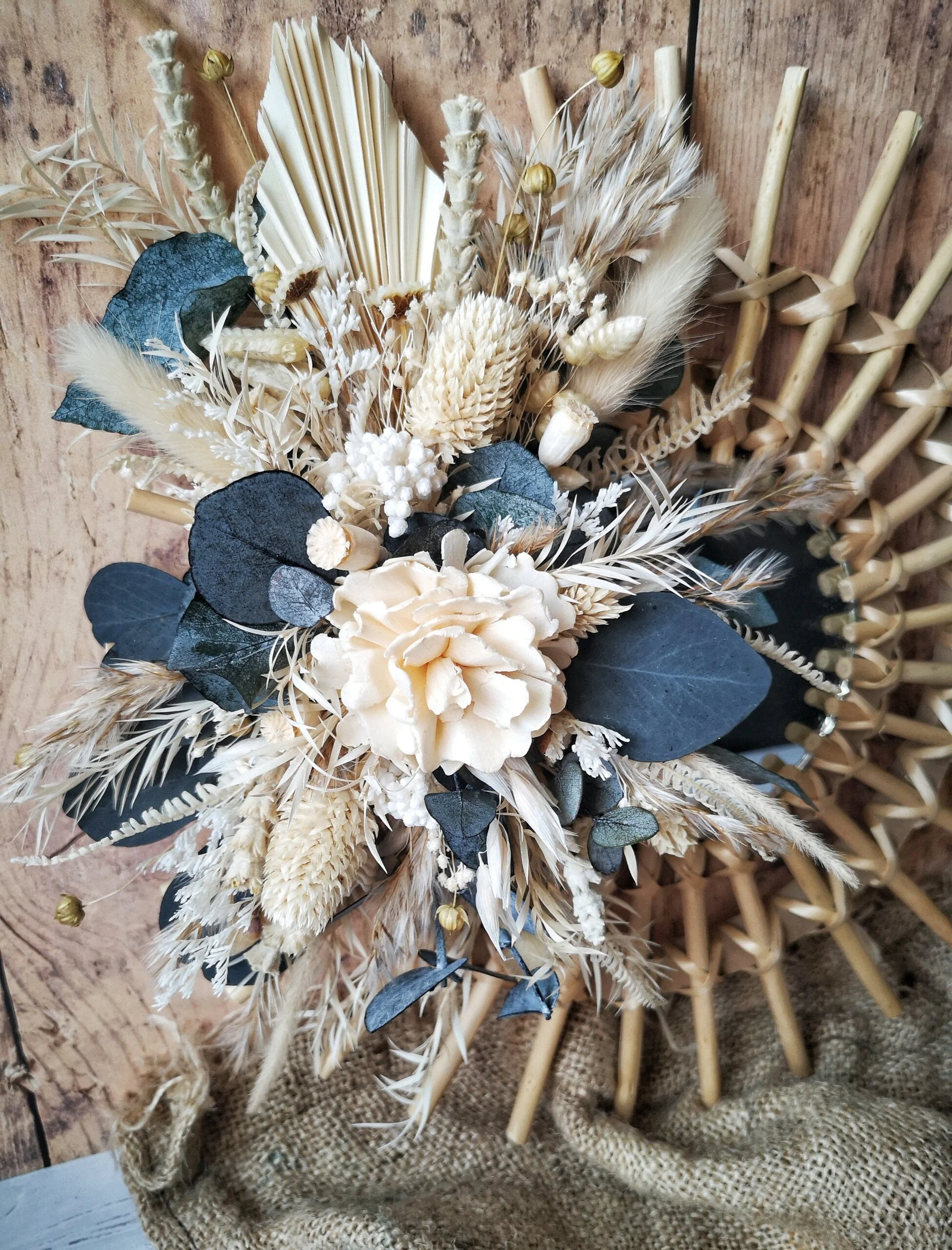Petit miroir orné de fleurs séchées dans les tons blanc, crème avec eucalyptus - Nutshell – Image 8