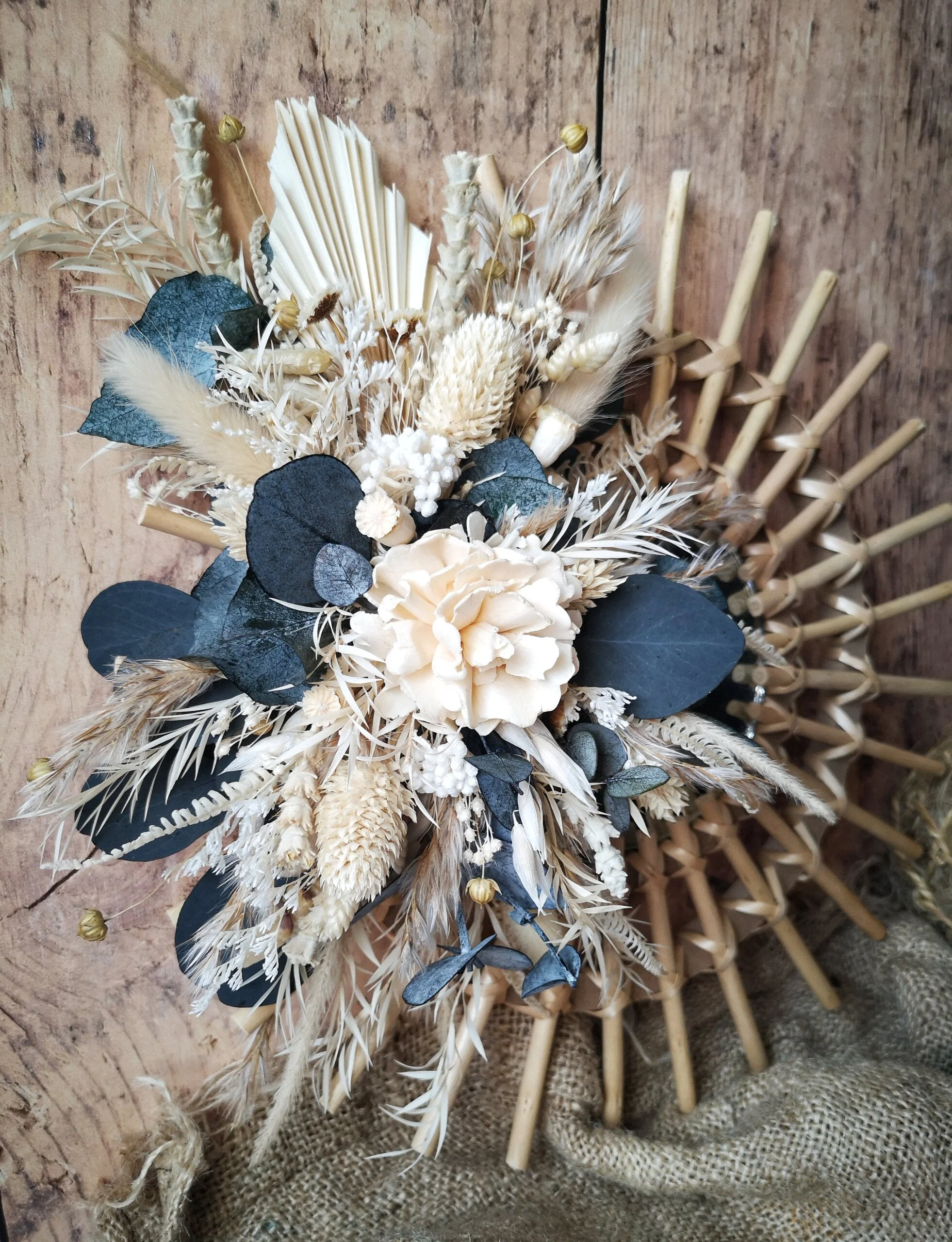 Petit miroir orné de fleurs séchées dans les tons blanc, crème avec eucalyptus - Nutshell – Image 2