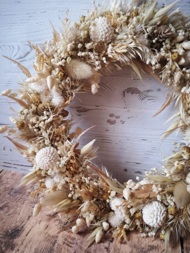 Petite couronne murale de fleurs séchées dans les tons beige, blanc et blush (PM) – Printania – Image 6