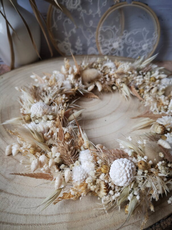 Petite couronne murale de fleurs séchées dans les tons beige, blanc et blush (PM) – Printania – Image 7
