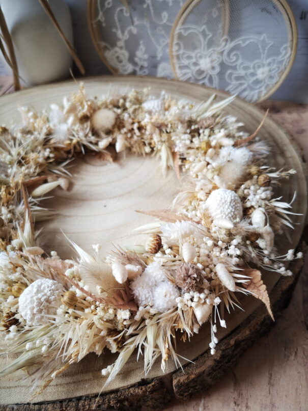 Petite couronne murale de fleurs séchées dans les tons beige, blanc et blush (PM) – Printania – Image 2