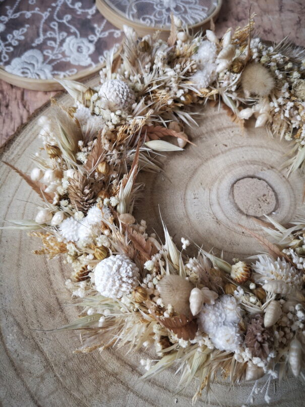 Petite couronne murale de fleurs séchées dans les tons beige, blanc et blush (PM) – Printania – Image 5