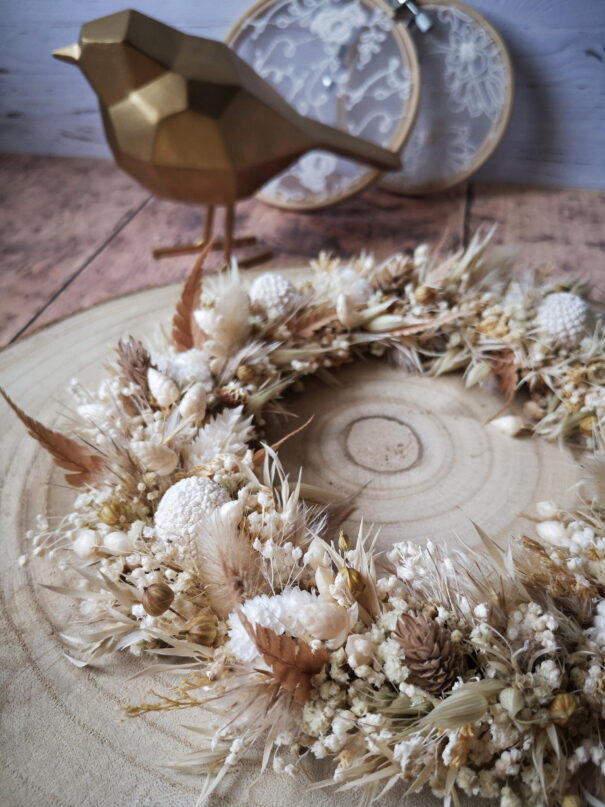 Petite couronne murale de fleurs séchées dans les tons beige, blanc et blush (PM) – Printania – Image 4