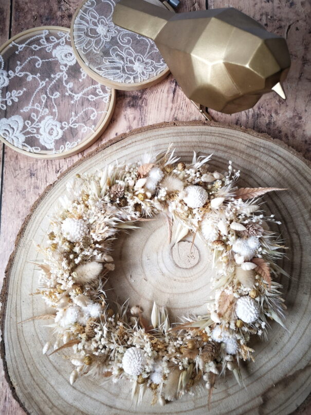Petite couronne murale de fleurs séchées dans les tons beige, blanc et blush (PM) – Printania – Image 3