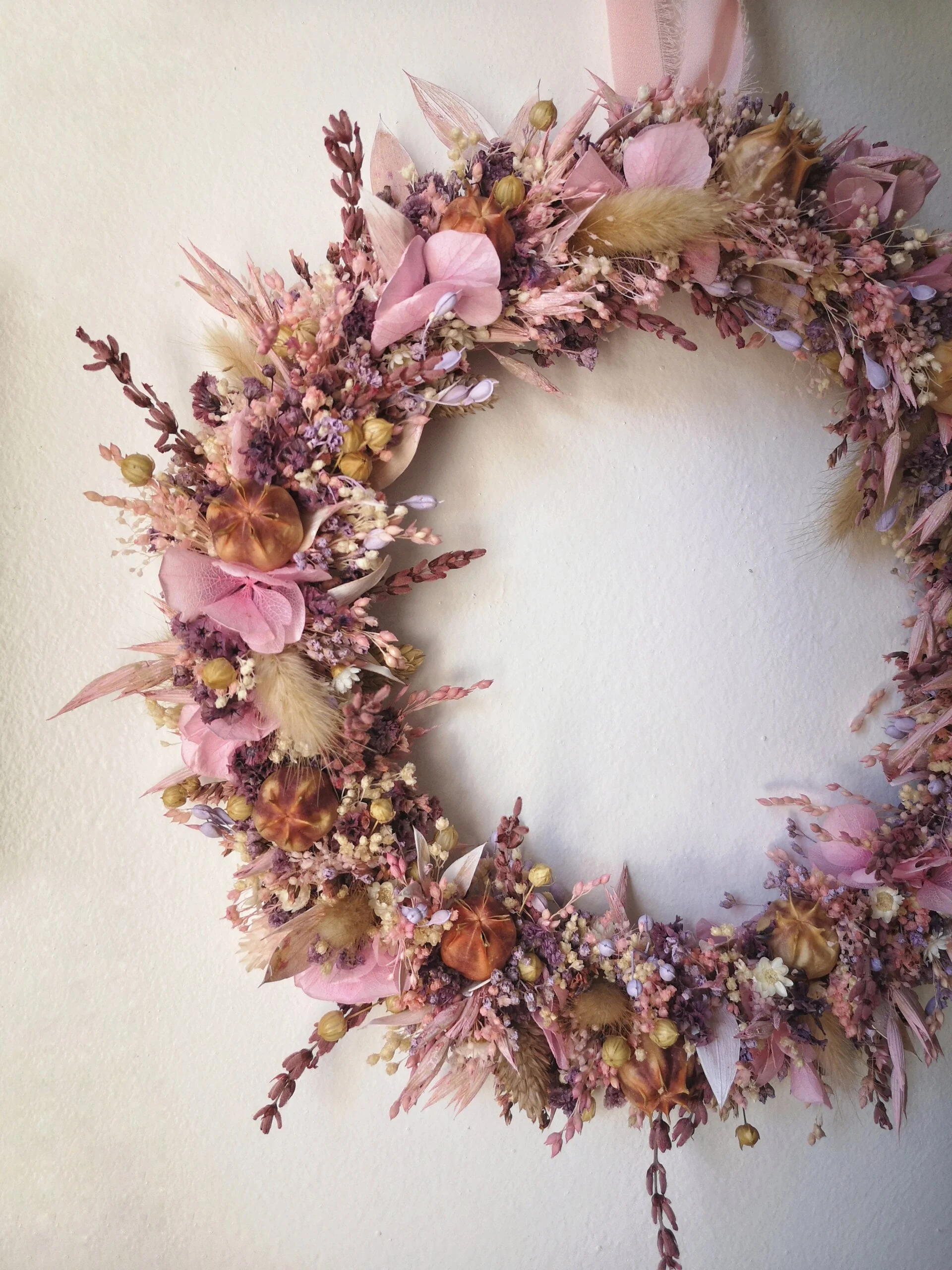 Couronne murale de fleurs séchées dans les tons rose, violet, beige (GM) – "Printania" – Image 8