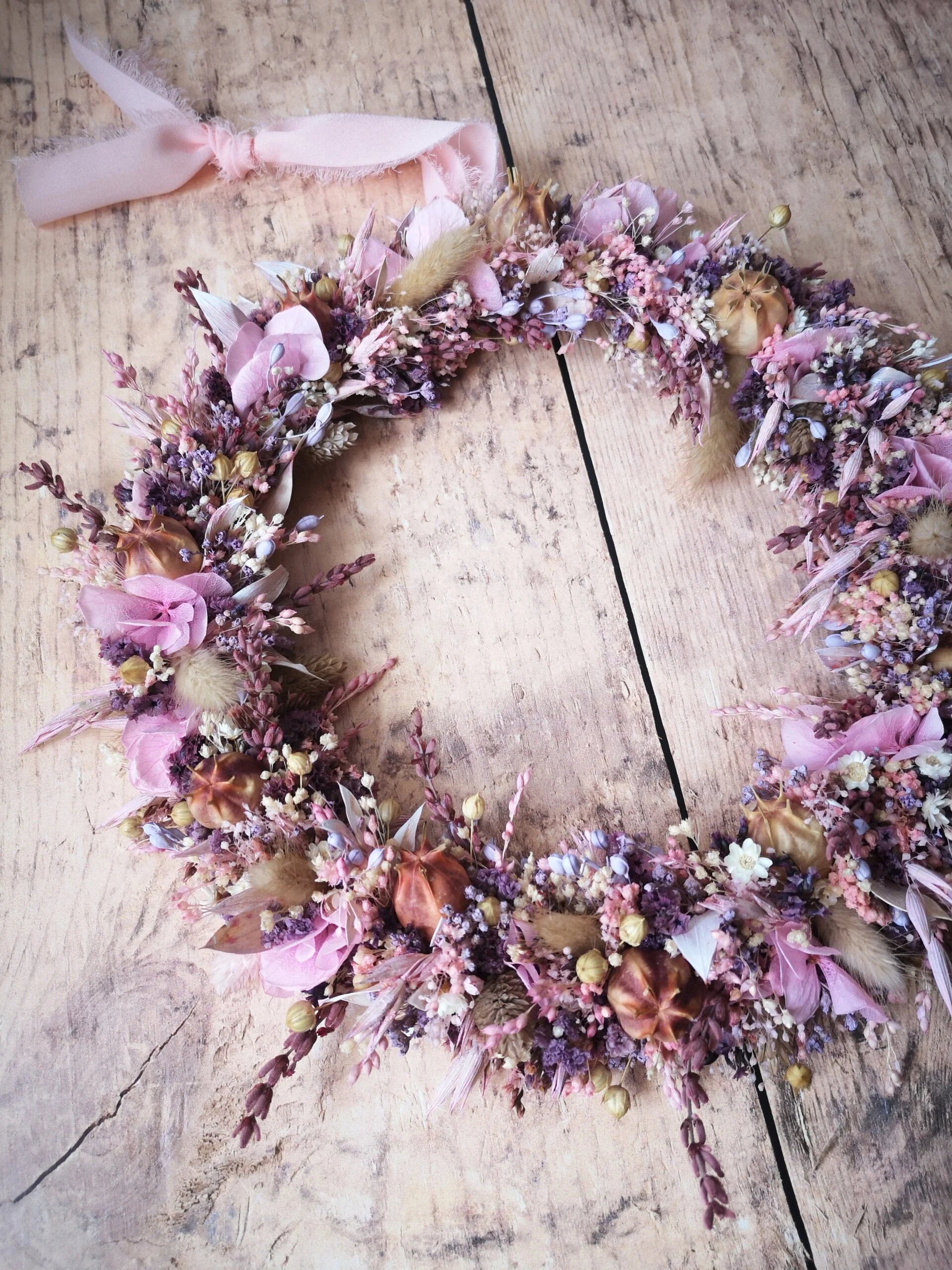 Couronne de fleurs séchées, idéale pour une décoration murale, couronne coloris rose, violet et beige