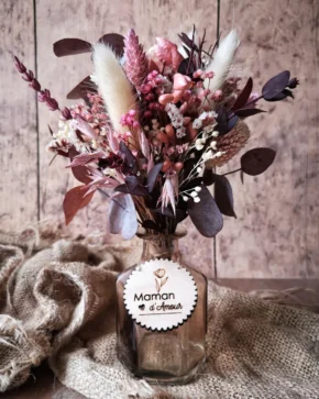 Petit bouquet de fleurs séchées coloris bordeaux et crême. Bouquet fourni avec un petit vase et un médaillon personnalisé.