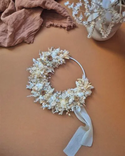 Petite couronne de fleurs séchées dans les tons blanc, écru, beige avec ruban tombant - "Printania"
