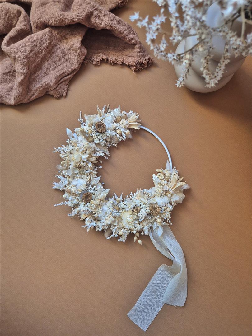 Petite couronne de fleurs séchées dans les tons blanc, écru, beige avec ruban tombant - "Printania"