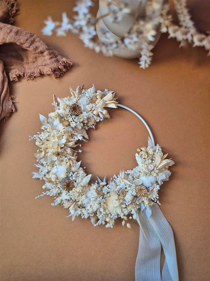 Petite couronne de fleurs séchées dans les tons blanc, écru, beige avec ruban tombant - "Printania" – Image 2