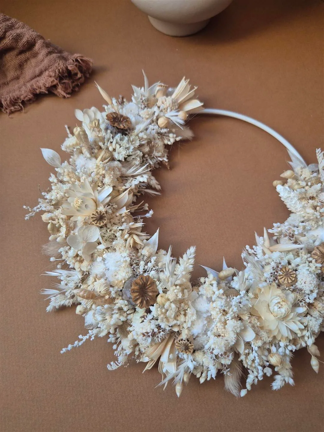 Petite couronne de fleurs séchées dans les tons blanc, écru, beige avec ruban tombant - "Printania" – Image 3