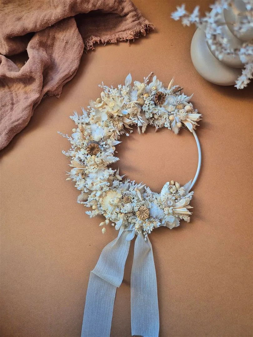 Petite couronne de fleurs séchées dans les tons blanc, écru, beige avec ruban tombant - "Printania" – Image 4
