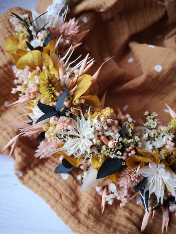 Couronne murale en macramé avec fleurs séchées tons pêche, jaune, blanc et vert - "Géorama" – Image 9