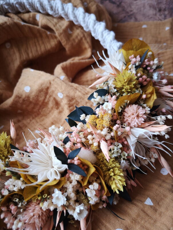 Couronne murale en macramé avec fleurs séchées tons pêche, jaune, blanc et vert - "Géorama" – Image 8