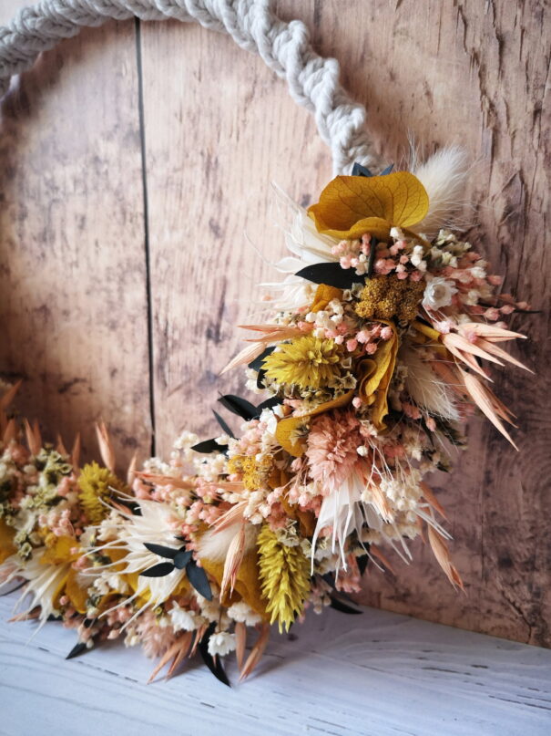 Couronne murale en macramé avec fleurs séchées tons pêche, jaune, blanc et vert - "Géorama" – Image 4