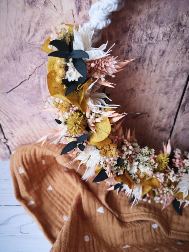 Couronne murale en macramé avec fleurs séchées tons pêche, jaune, blanc et vert - "Géorama" – Image 3
