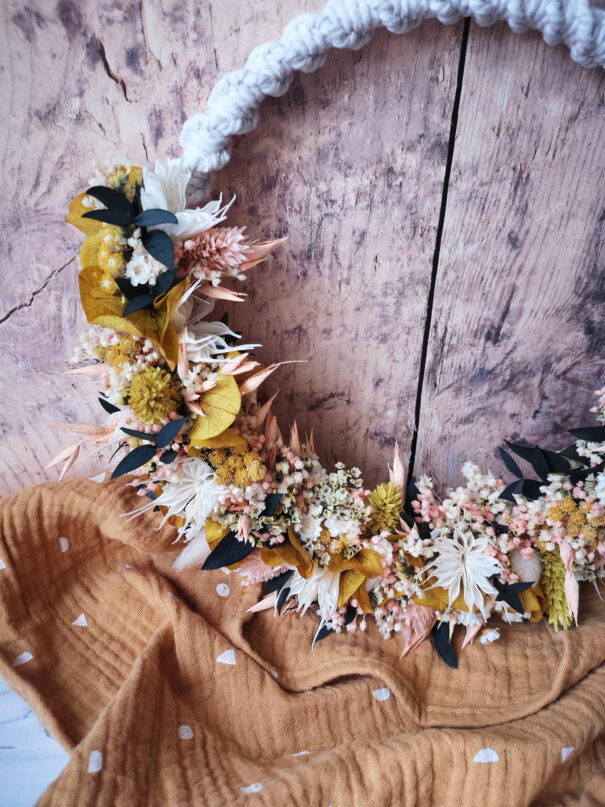 Couronne murale en macramé avec fleurs séchées tons pêche, jaune, blanc et vert - "Géorama" – Image 7