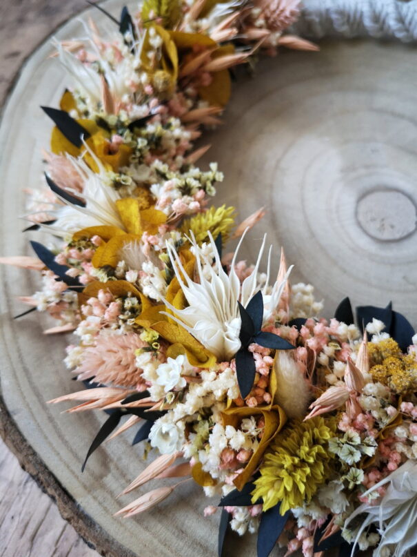 Couronne murale en macramé avec fleurs séchées tons pêche, jaune, blanc et vert - "Géorama" – Image 6