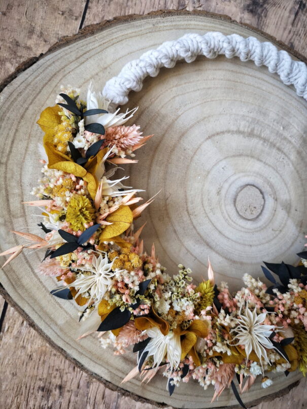 Couronne murale en macramé avec fleurs séchées tons pêche, jaune, blanc et vert - "Géorama" – Image 5