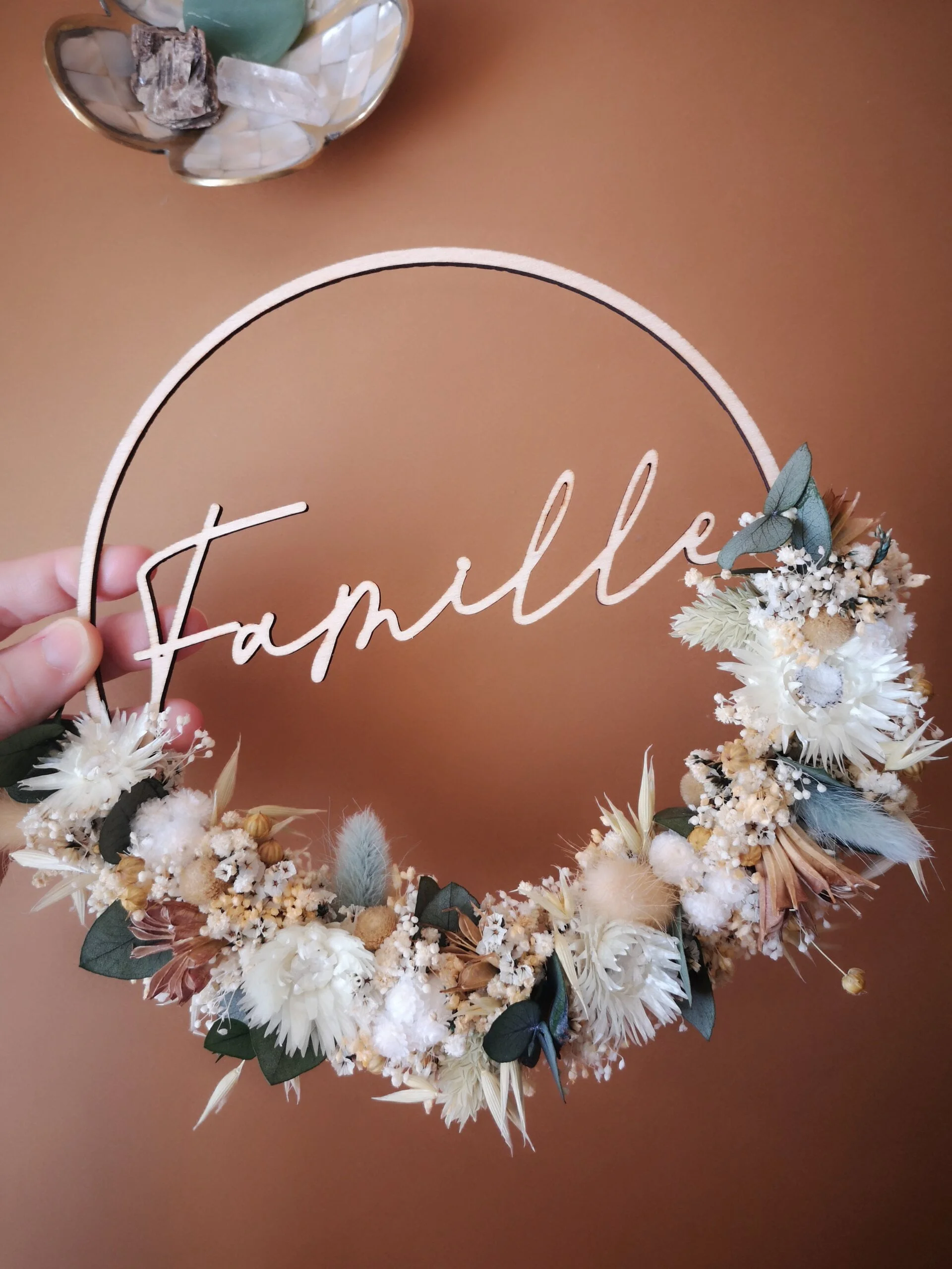 Couronne de fleurs séchées en bois sur mesure avec prénom ou message - "Fleur des bois" – Image 4
