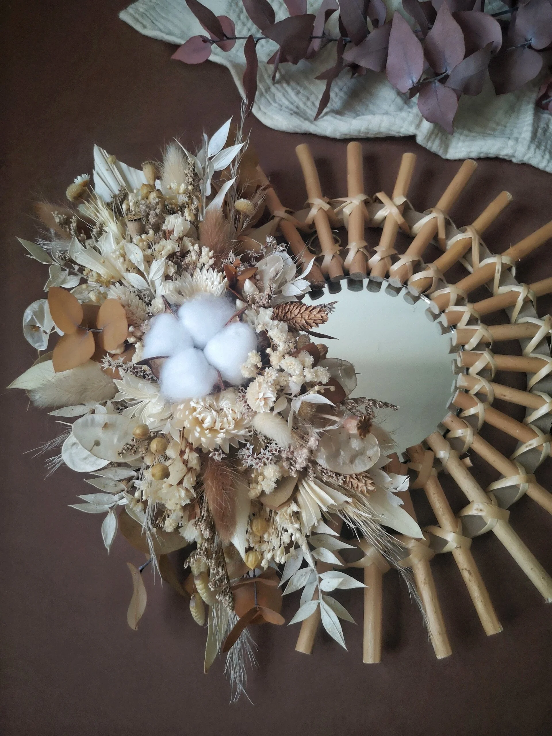 Petit miroir orné de fleurs séchées dans les tons blanc, crème, naturel – Nutshell – Image 3
