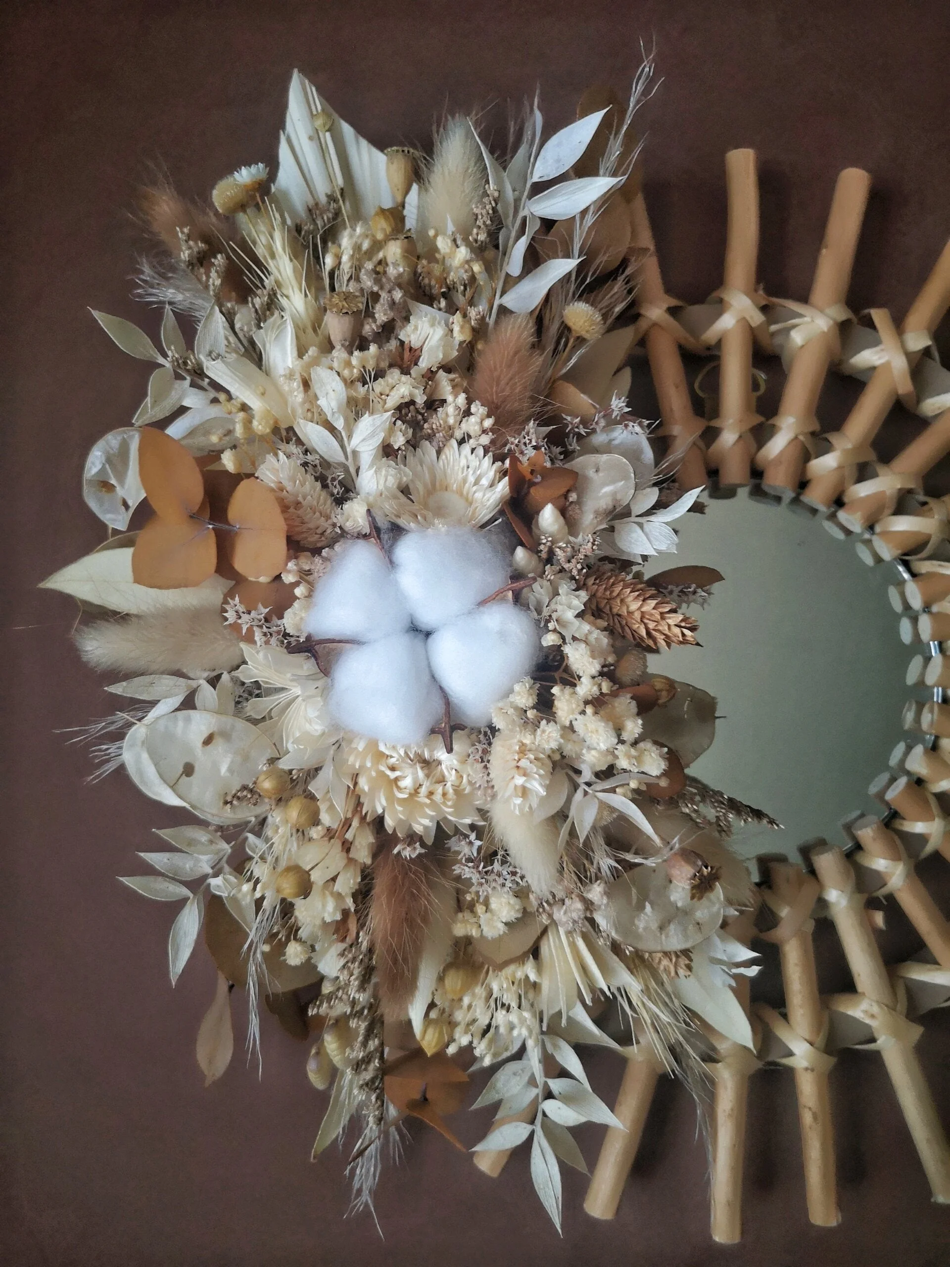 Petit miroir orné de fleurs séchées dans les tons blanc, crème, naturel – Nutshell – Image 6