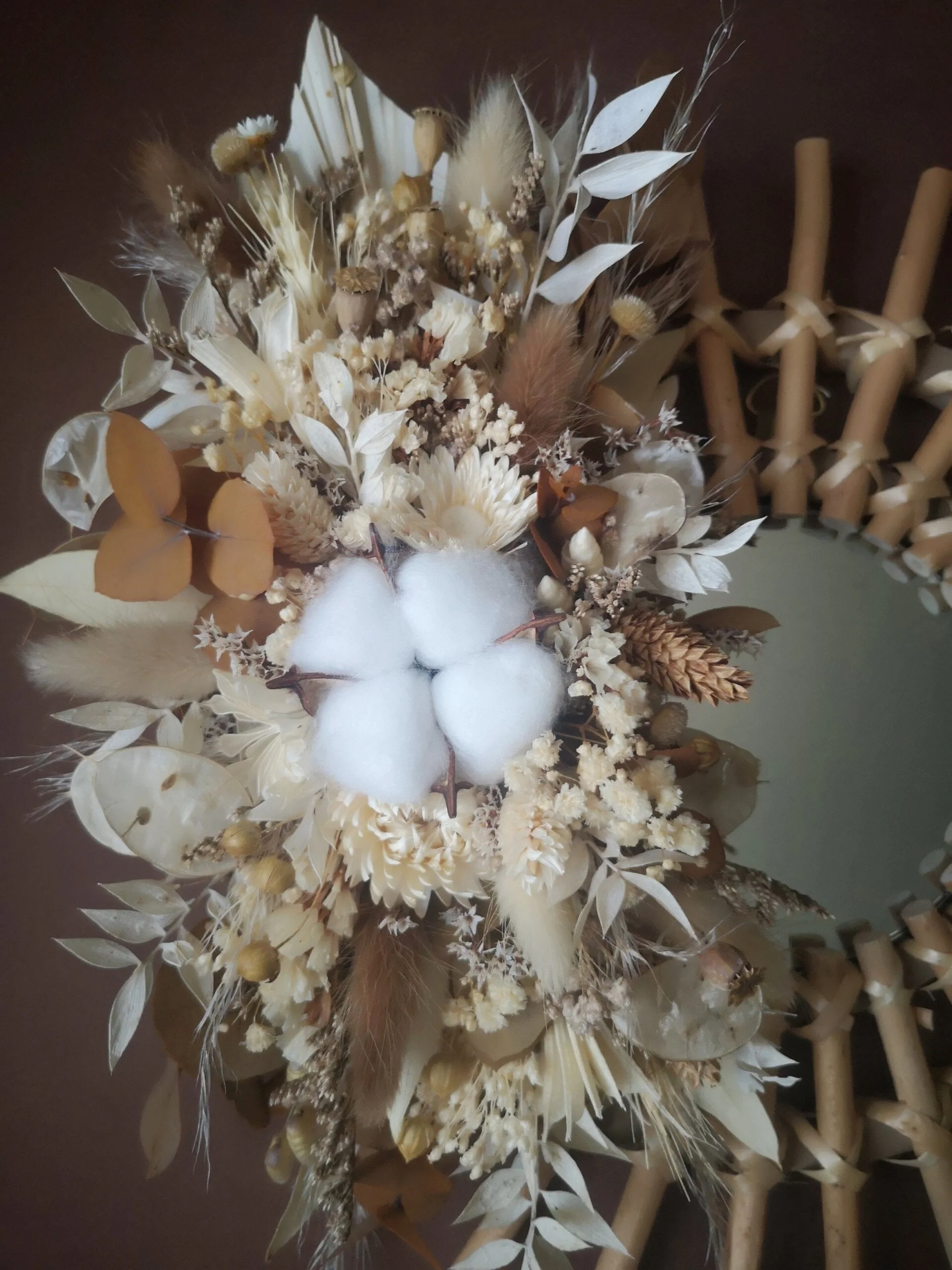 Petit miroir orné de fleurs séchées dans les tons blanc, crème, naturel – Nutshell – Image 4