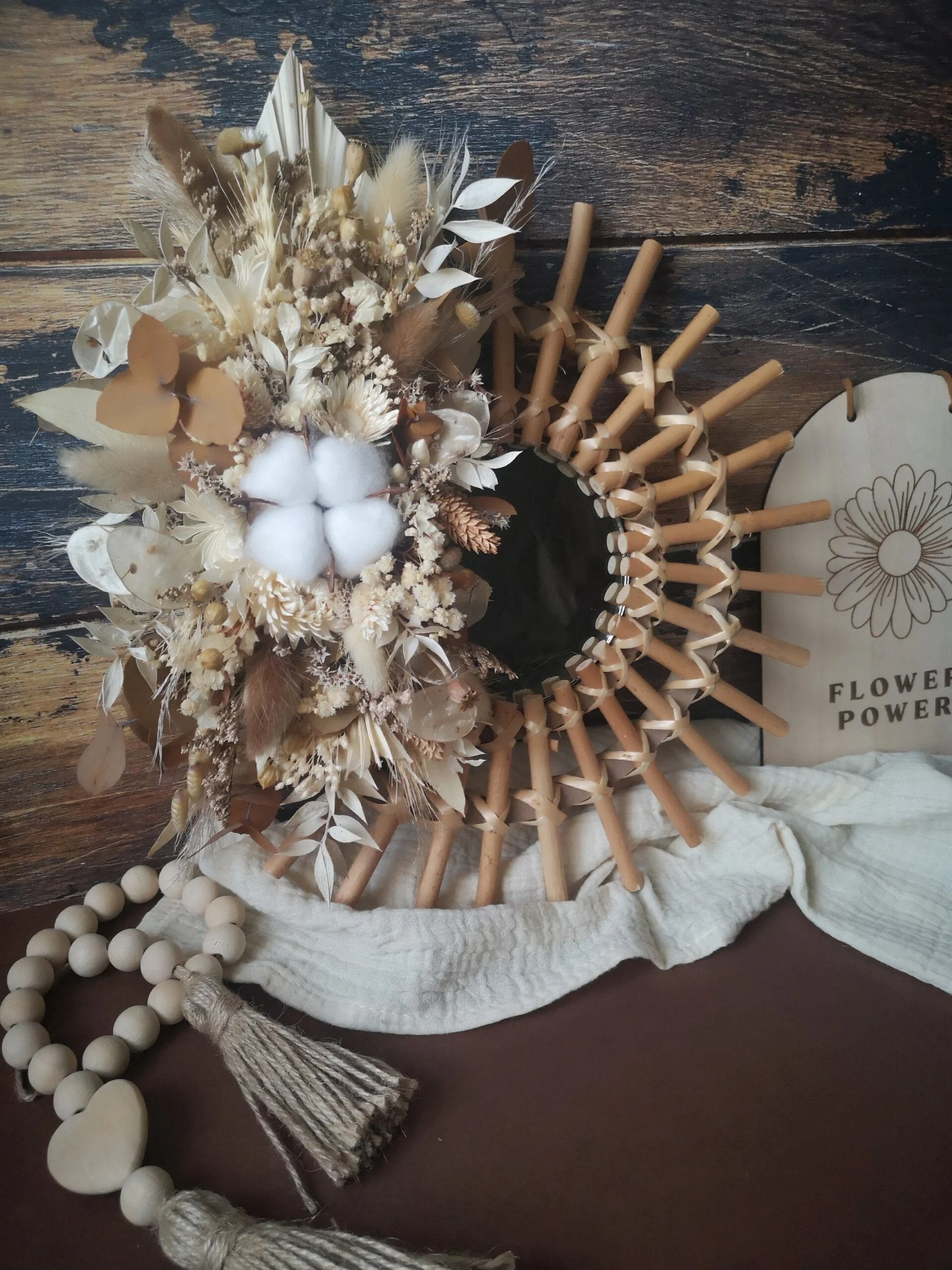 Petit miroir orné de fleurs séchées dans les tons blanc, crème, naturel – Nutshell – Image 5