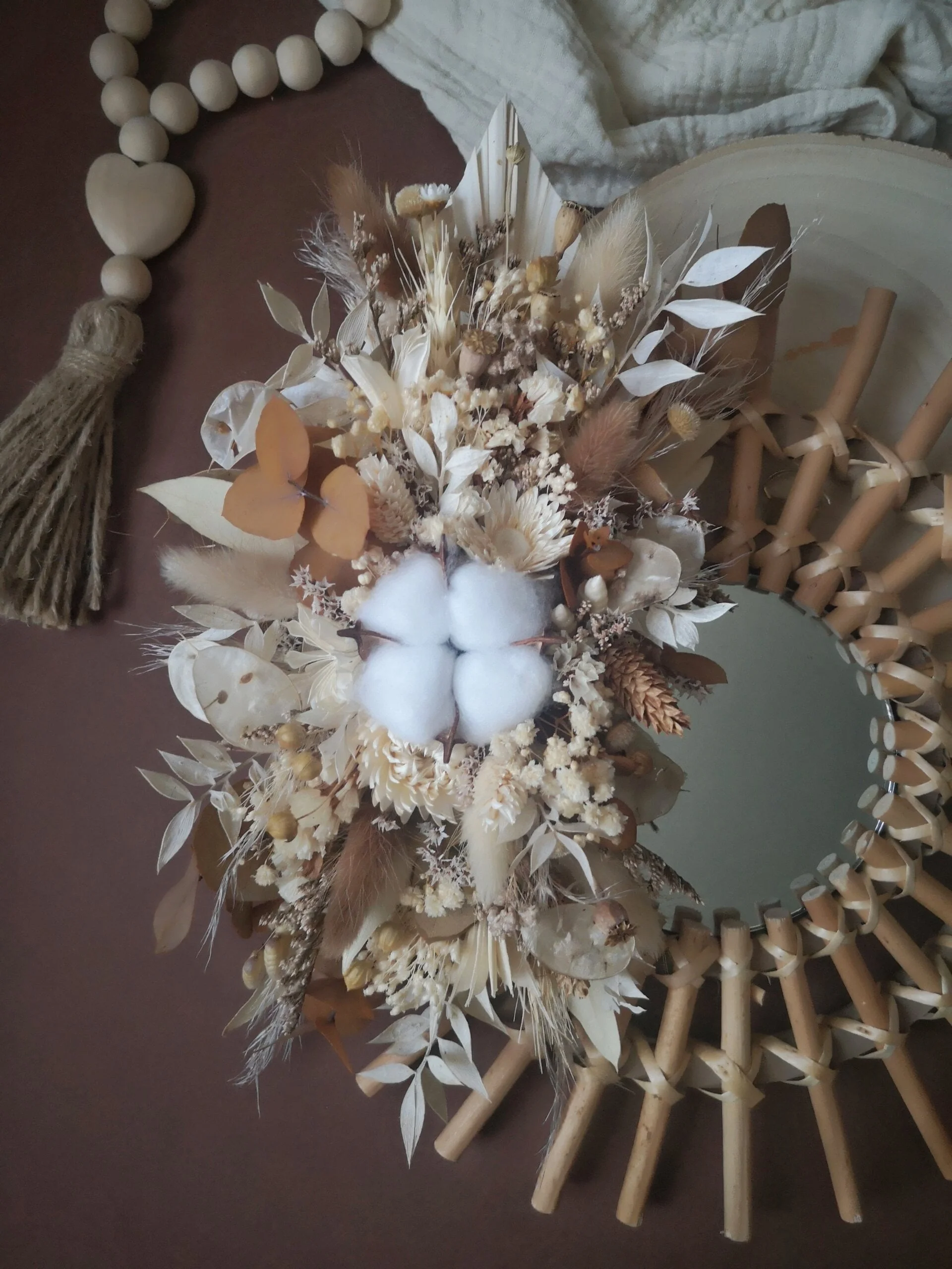 Petit miroir orné de fleurs séchées dans les tons blanc, crème, naturel – Nutshell – Image 7