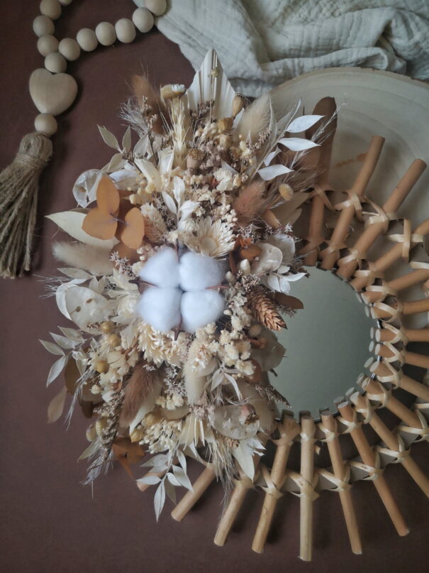 Petit miroir orné de fleurs séchées dans les tons blanc, crème, naturel – Nutshell – Image 2