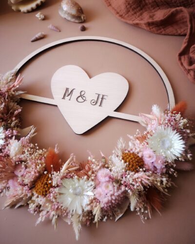 Couronne en bois avec cœur contenant prénom, initiales ou message ornée de fleurs séchées - "Bois fleuri"