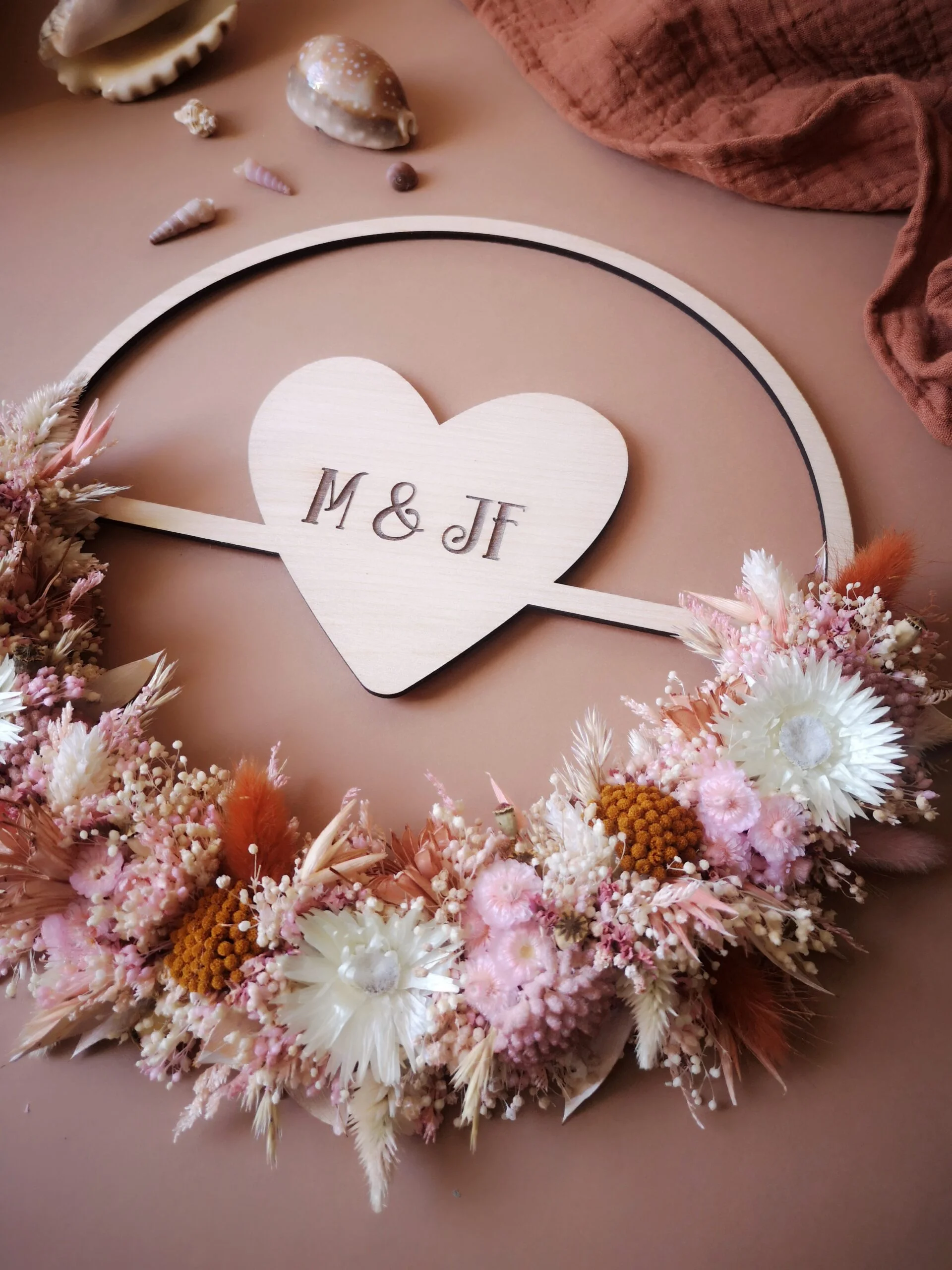 Couronne en bois sur mesure avec cœur contenant prénom, initiales ou message ornée de fleurs séchées - "Bois fleuri"