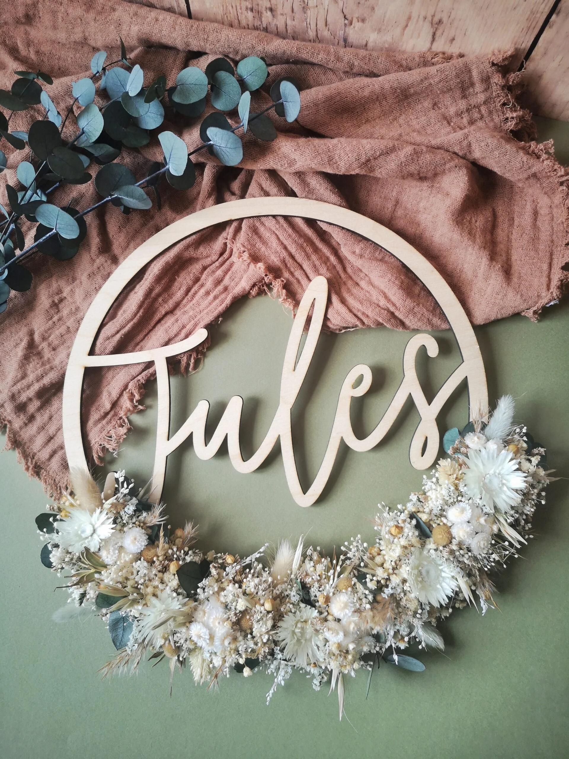Couronne de fleurs séchées en bois sur mesure avec prénom ou message - "Fleur des bois"