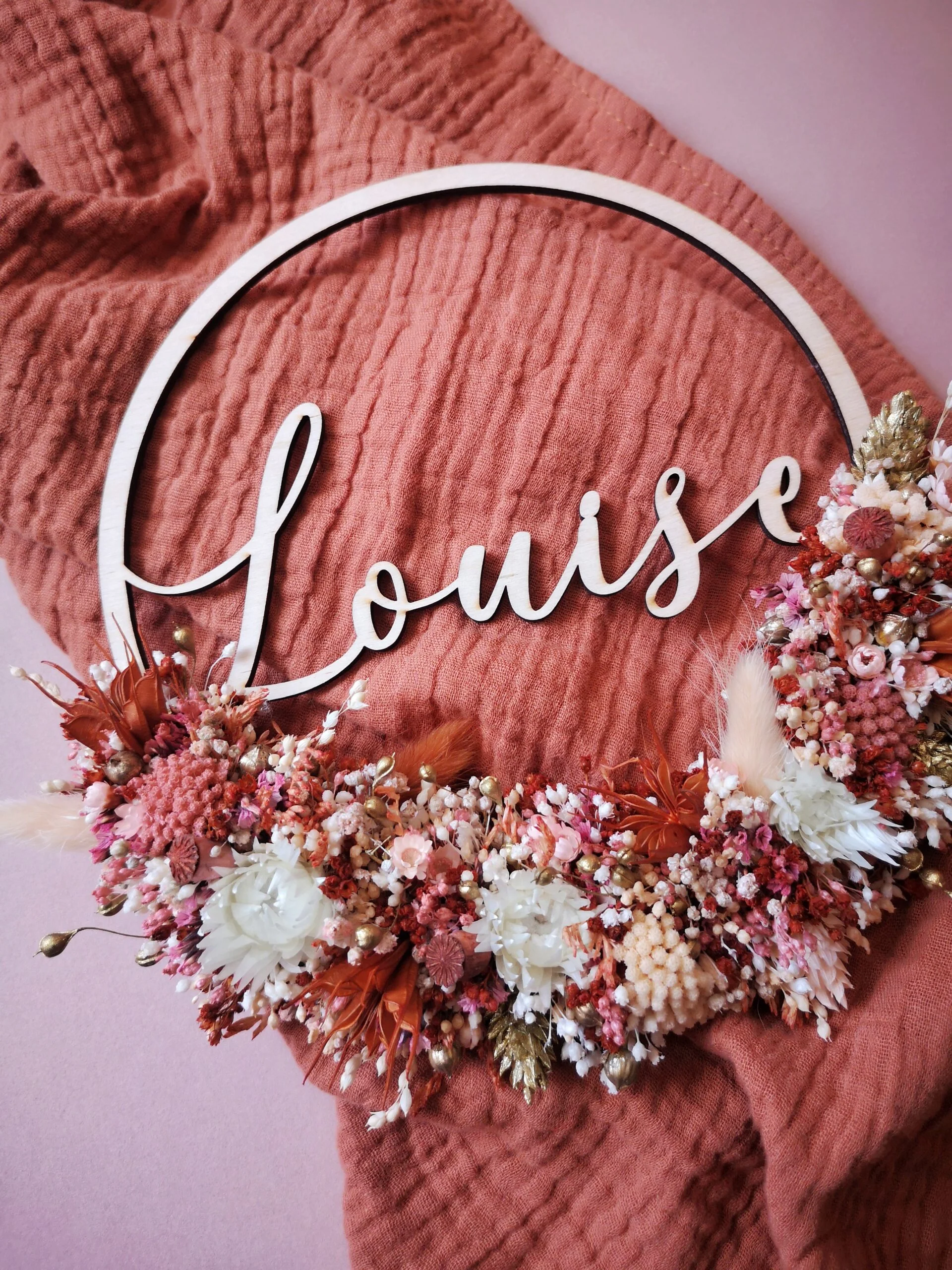 Couronne de fleurs séchées en bois sur mesure avec prénom ou message - "Fleur des bois" – Image 2