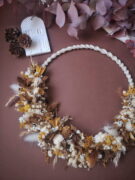 Couronne murale de fleurs séchées avec macramé tons crème, blanc, marron et moutarde