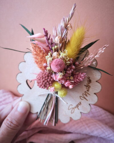 Cadeau pour maitresse : aimant fleuri avec support en bois et mini bouquet de fleurs séchées
