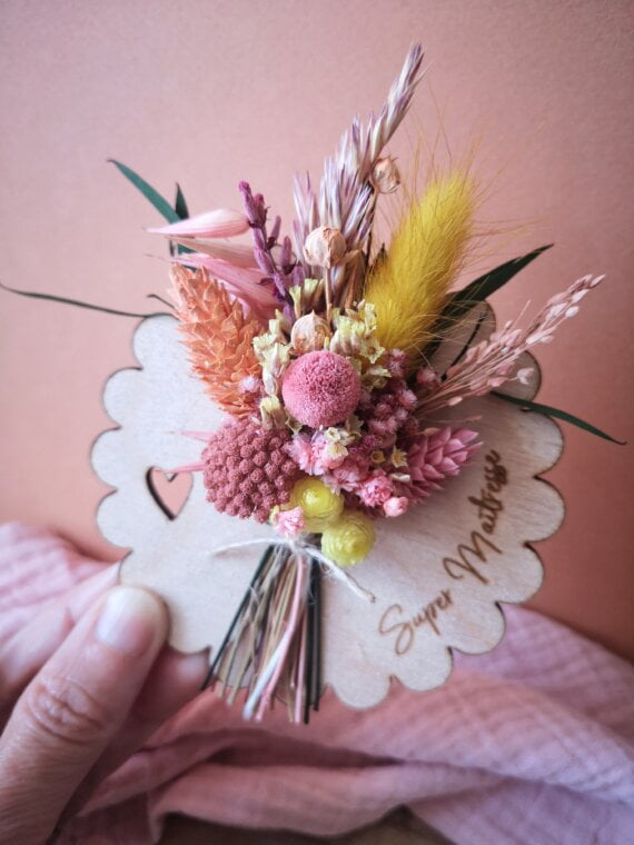 Cadeau pour maitresse : aimant fleuri avec support en bois et mini bouquet de fleurs séchées