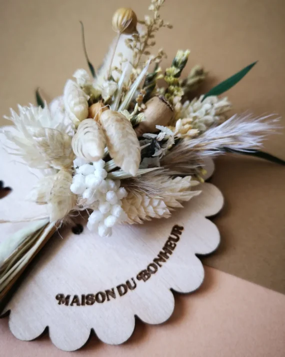 Aimant mini bouquet de fleurs séchées sur support en bois, phrase inspirante : "Maison du bonheur"