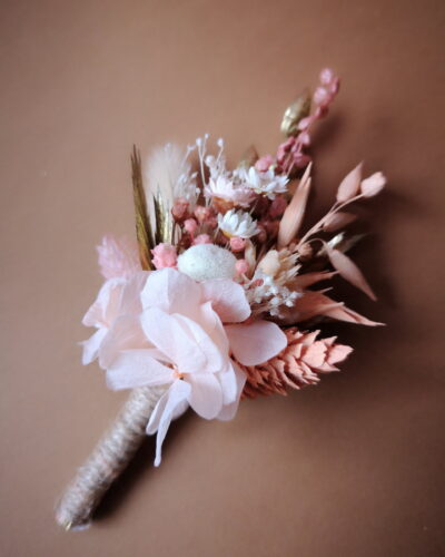 Boutonnière pour adulte composée de fleurs séchées