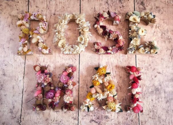 Lettres en fleurs séchées