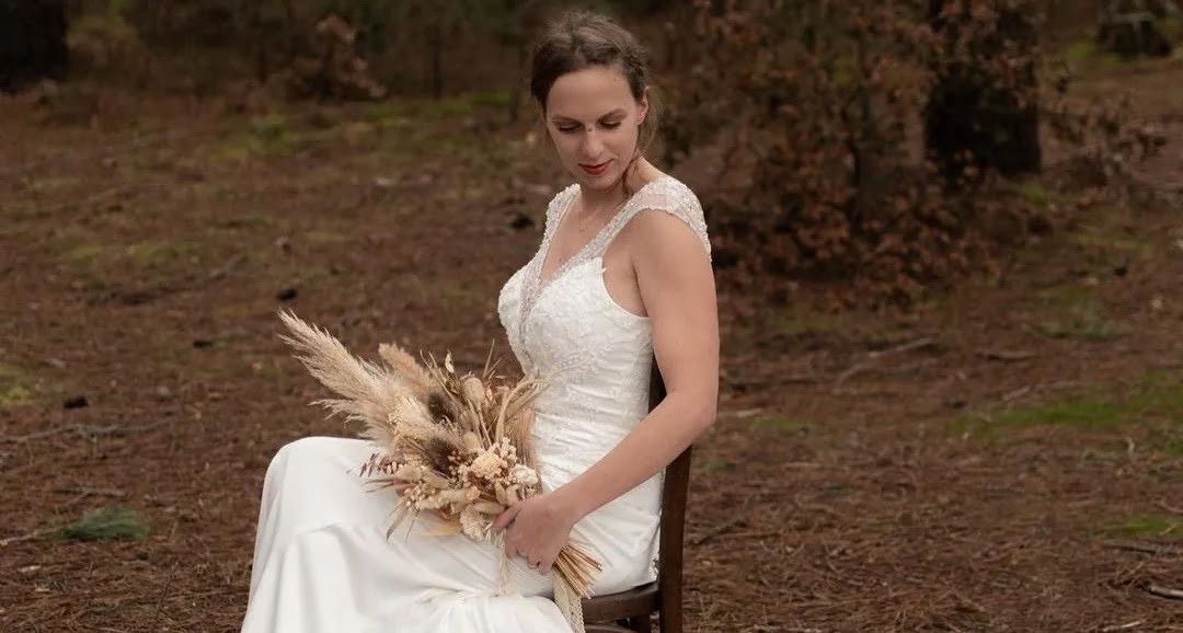 Mariée portant un bouquet de fleurs séchées