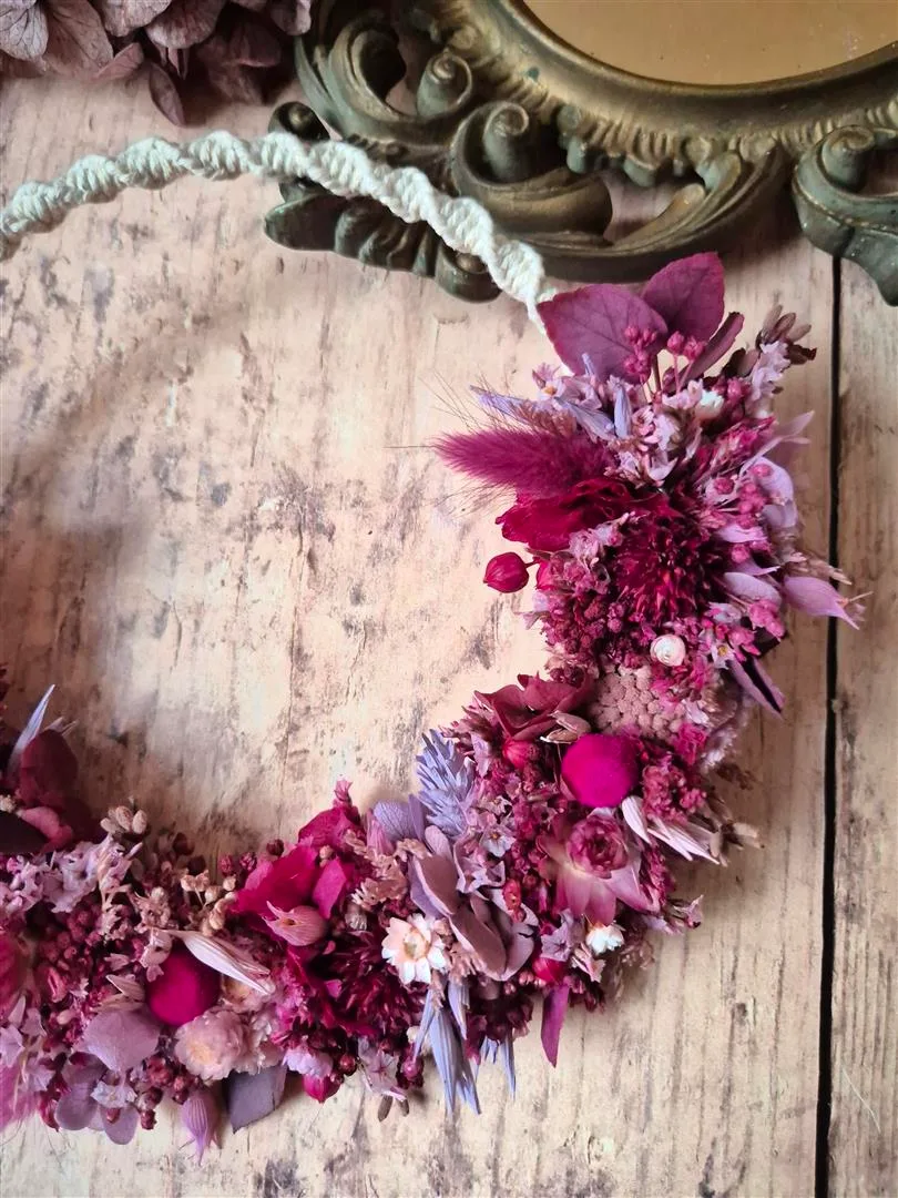 Petite couronne murale en macramé avec fleurs séchées tons rose, parme et prune – “Géorama” – Image 4