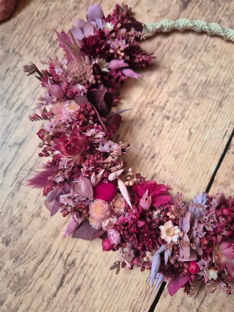 Petite couronne murale en macramé avec fleurs séchées tons rose, parme et prune – “Géorama” – Image 5