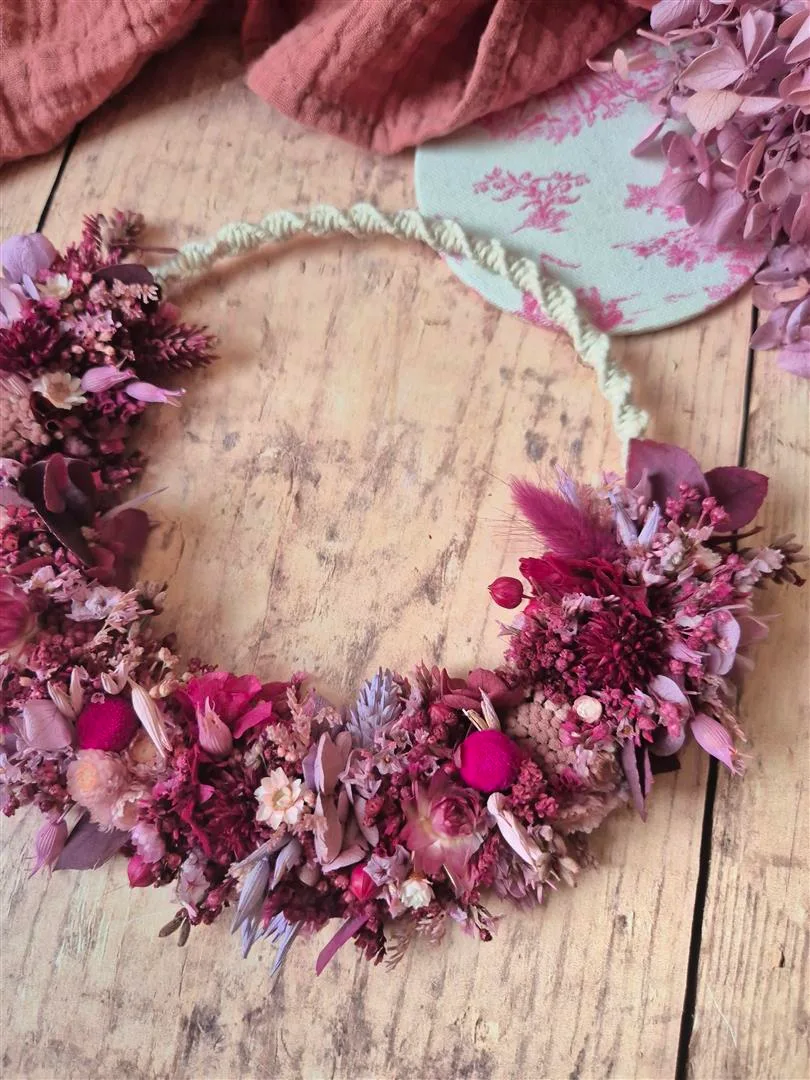 Petite couronne murale en macramé avec fleurs séchées tons rose, parme et prune – “Géorama”