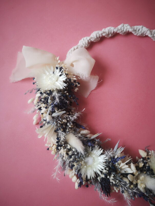 Couronne murale en macramé avec fleurs séchées tons bleu et blanc – “Géorama” – Image 3