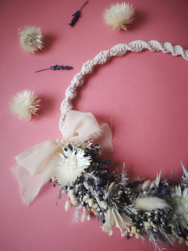 Couronne murale en macramé avec fleurs séchées tons bleu et blanc – “Géorama” – Image 2