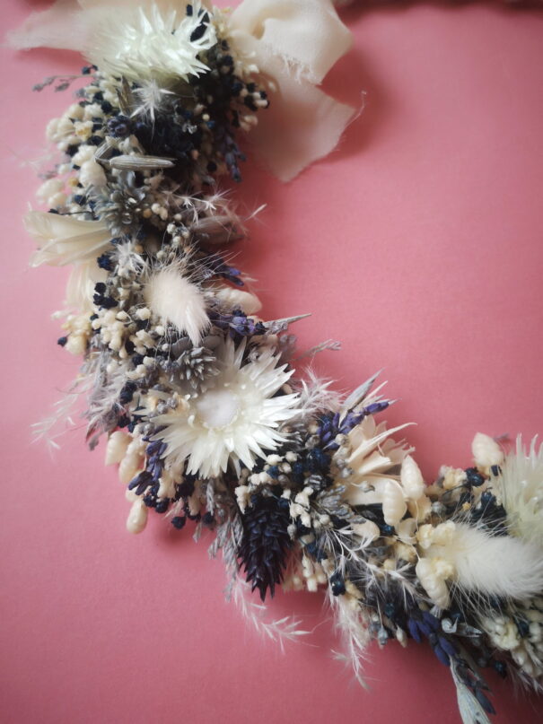 Couronne murale en macramé avec fleurs séchées tons bleu et blanc – “Géorama” – Image 4