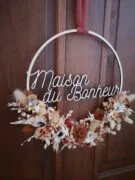 Couronne en bois ornée de fleurs séchées dans des tons terracotta, beige et blanc "Maison du bonheur" – Image 4