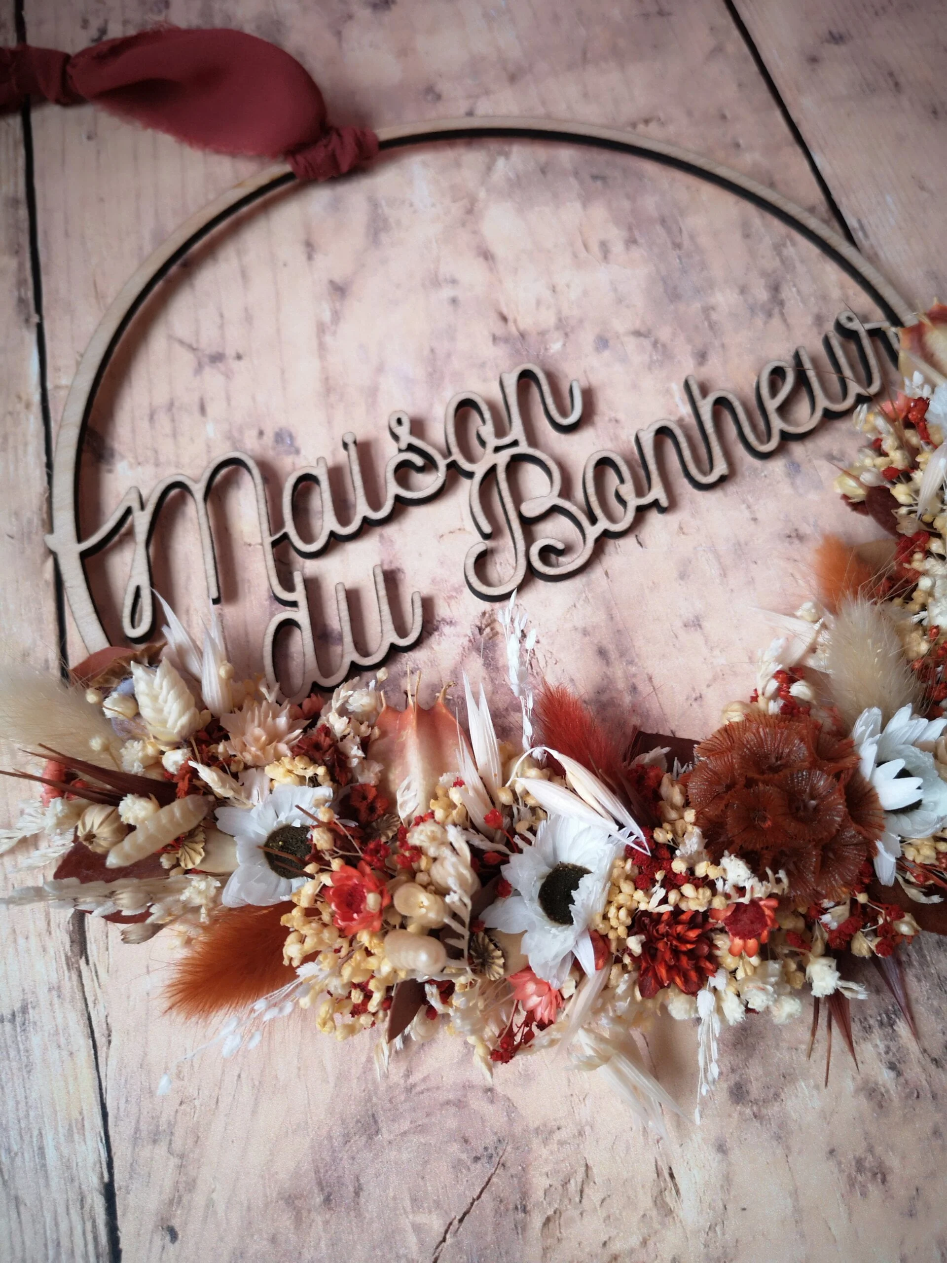 Couronne en bois ornée de fleurs séchées dans des tons terracotta, beige et blanc "Maison du bonheur" – Image 2